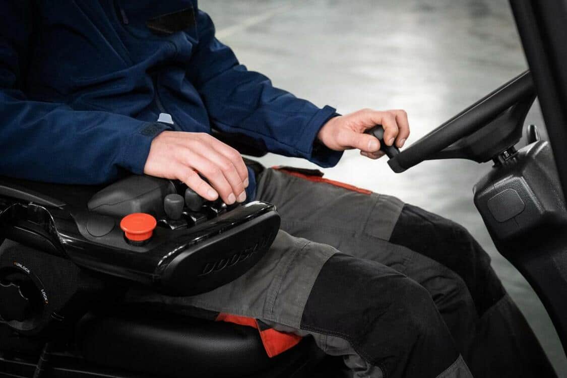 Quel siège choisir pour optimiser le confort sur votre chariot élévateur ?