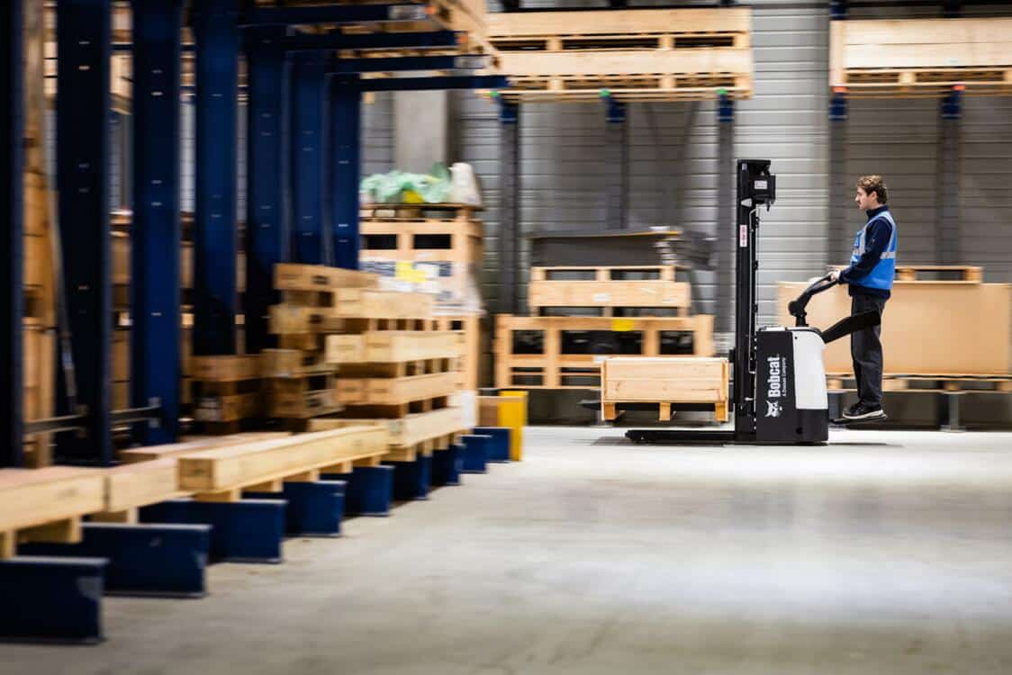Gerbeur, entre transpalette et chariot élévateur : comment bien le choisir ?