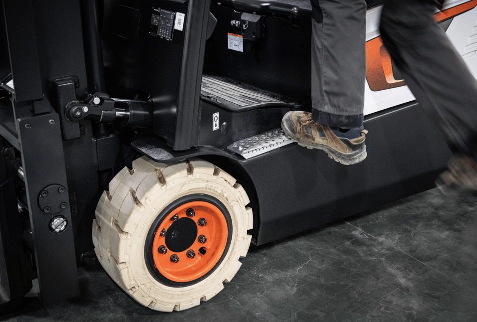 Roues, pneus, galets : comment bien choisir pour vos engins de manutention